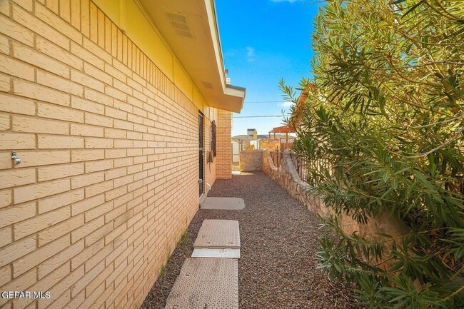 Building Photo - 10182 Bon Aire Dr