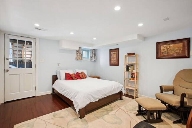 Building Photo - Stunning 3BR+, 3.5BA Capitol Hill Home wit...