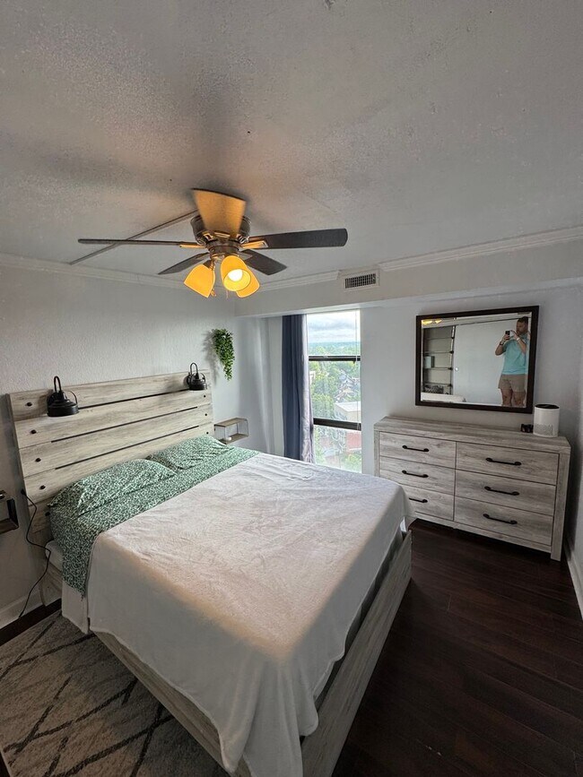 Building Photo - 2 Bed/1 Bath FULLY Furnished Condo at City Heights!