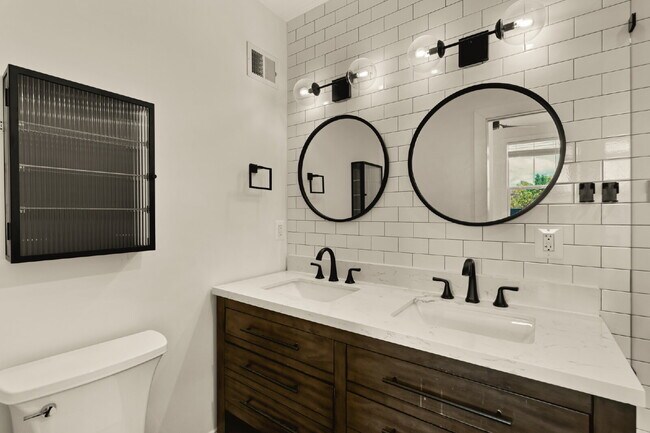 Building Photo - Penthouse 2BR/2.5BA with 3 Private Outdoor...