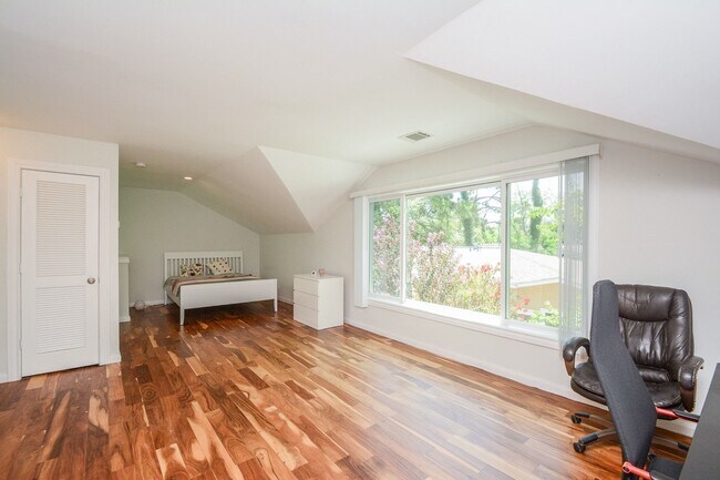 Building Photo - 9906 Cedardale Dr