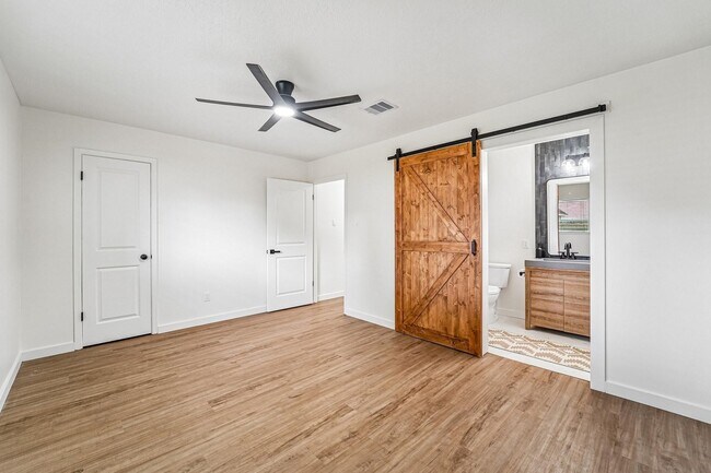 Building Photo - 2801 Coy Dr