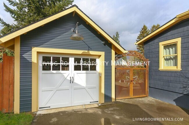 Building Photo - 1927 SE Spokane St