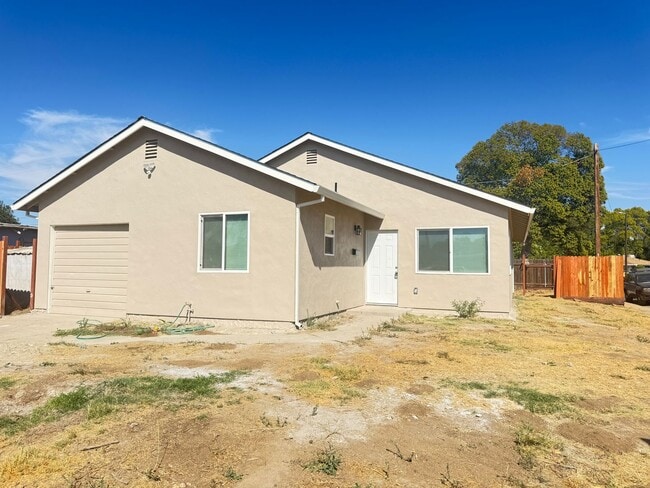 Primary Photo - 4 bed / 2 ba home - N Yuba City