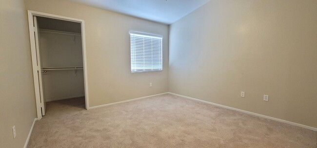 Building Photo - SPACIOUS ONE BEDROOM IN SEVEN HILLS