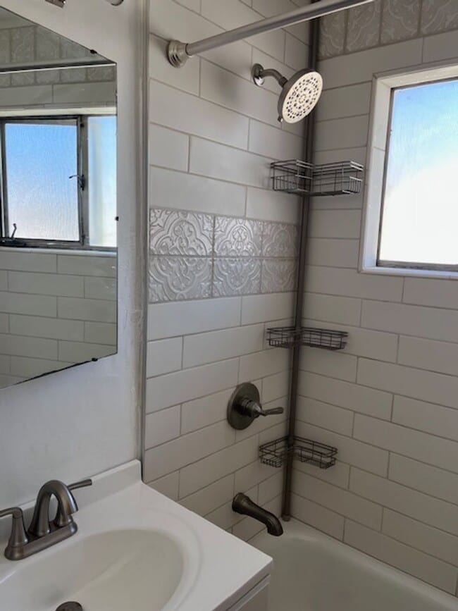 Building Photo - 5428 Claremont Ave