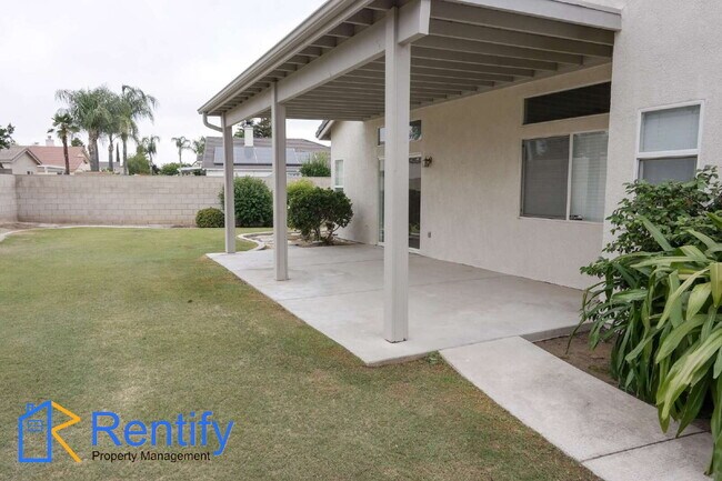 Building Photo - Charming Seven Oaks Home - 4Bed, 2Bath - Gardener Included!