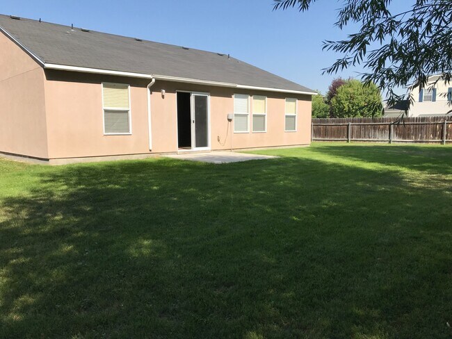 Building Photo - 3 bed/ 2 bath... 2 car garage... Single Level...In the Meadowbrook Subdivision.
