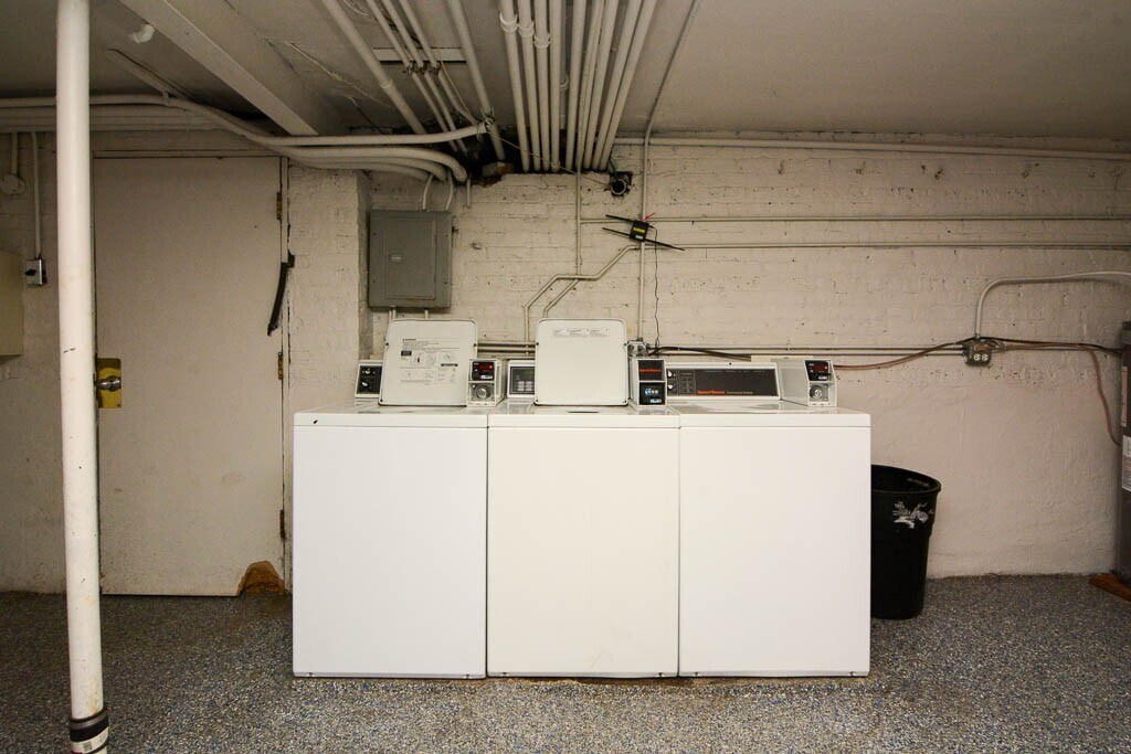 Building Photo - 3038 W Wellington Ave