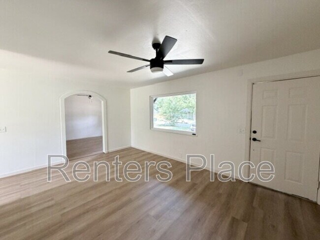 Building Photo - 2214 S Poplar St