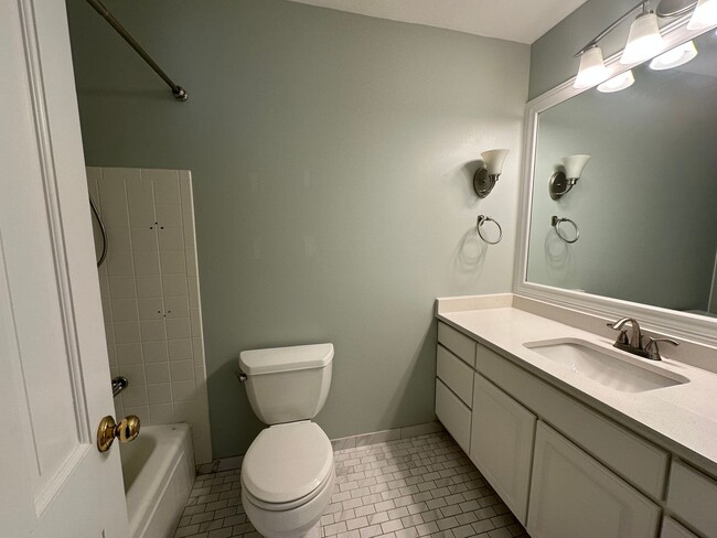 Building Photo - Large 4 bedroom ranch in Forest Hills