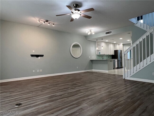 Building Photo - 5565 Cove Cir