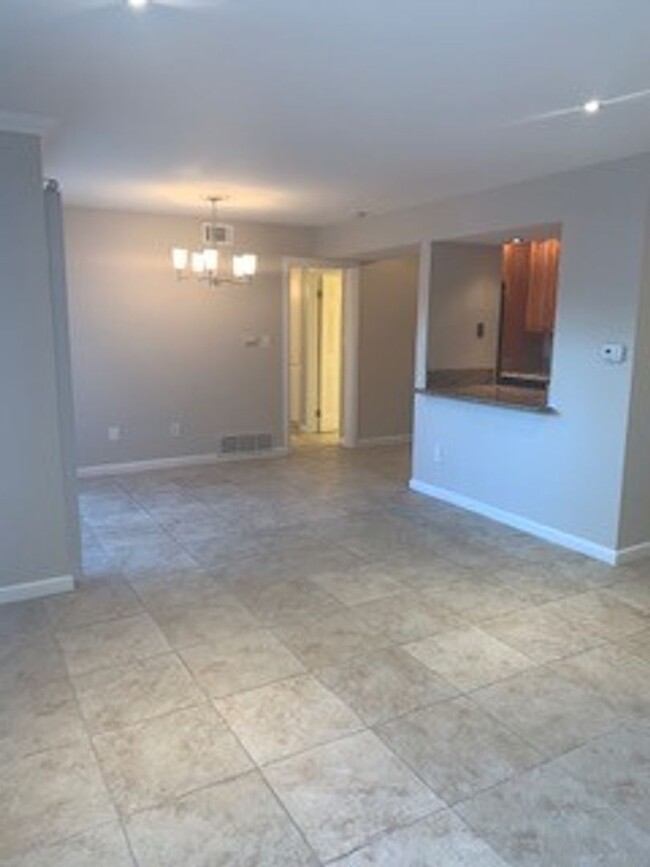 Building Photo - Spacious Condo