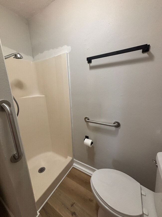 Building Photo - Newly Renovated 2 Bed 1 Bath Apt Move In Special!!