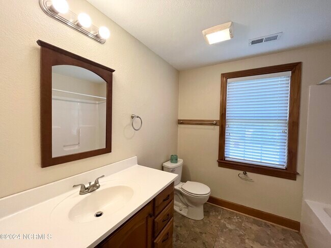 Building Photo - 325 Gliden Rd