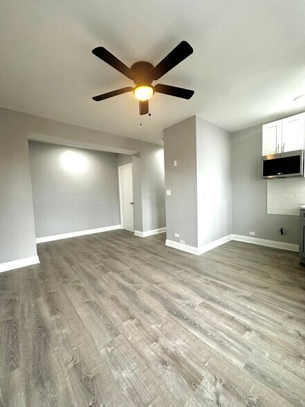 Building Photo - 4031 N Kenmore Ave