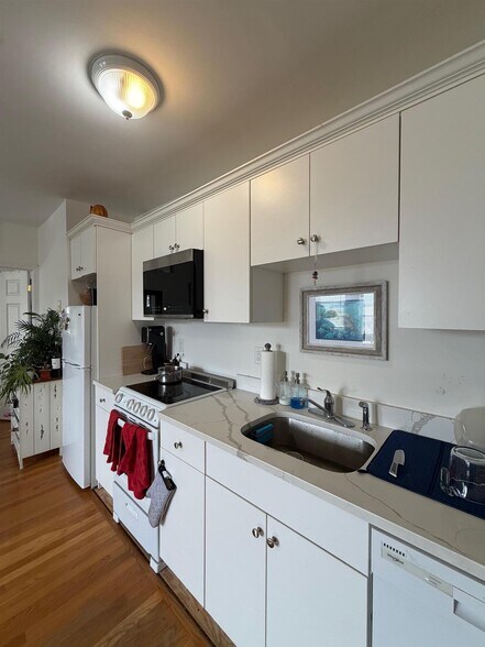 Building Photo - 11 Craigie St