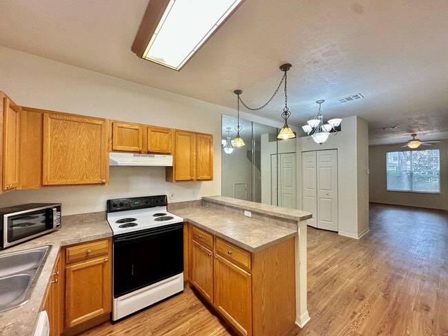 Building Photo - Spacious 2 Bed / 2.5 Bath Townhome in Vict...