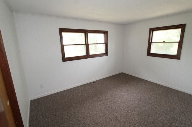 Building Photo - 4 bedroom farmhouse