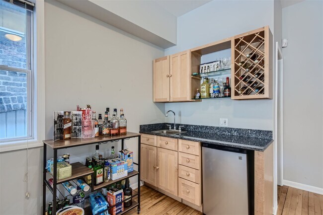 Building Photo - 1410 W Diversey Pky