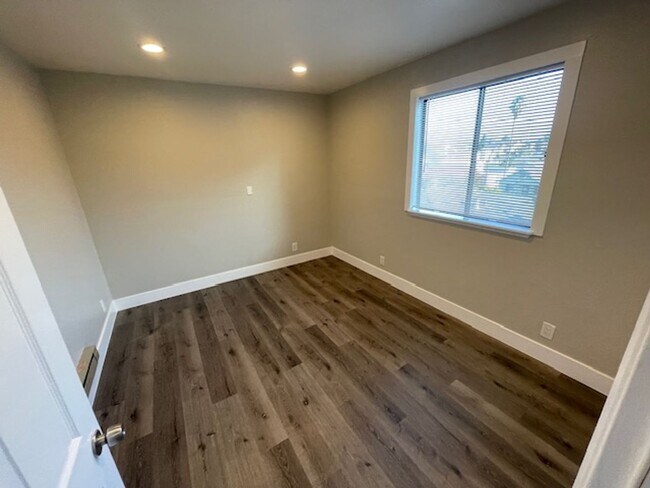 Building Photo - 1946 E 20th St