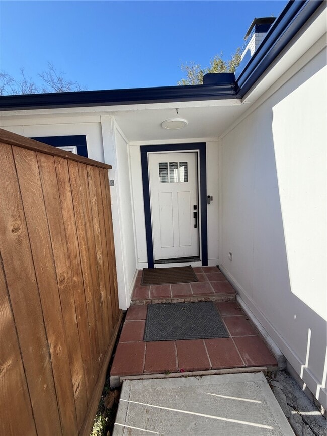 Building Photo - 2218 Round Lake Dr