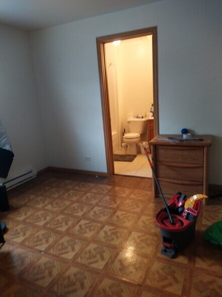 Primary Photo - 928 Main St