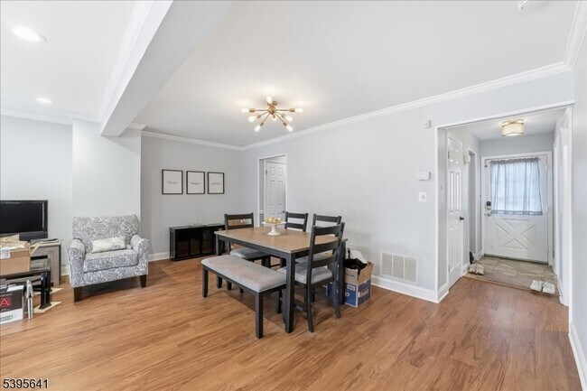 Building Photo - 2606 Trafalgar Square