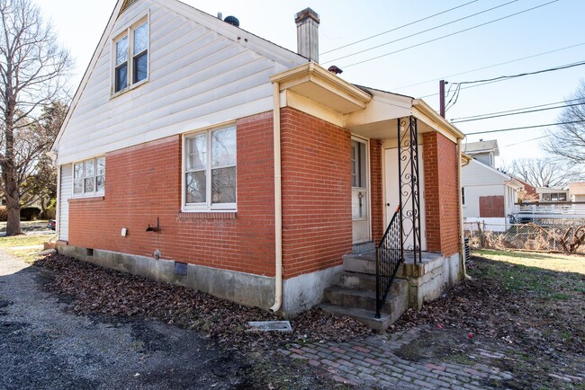 Building Photo - 4 bed 1 bath home for rent
