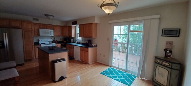 Building Photo - Luxurious And Spacious 3 Bed 2 Bath Brick ...