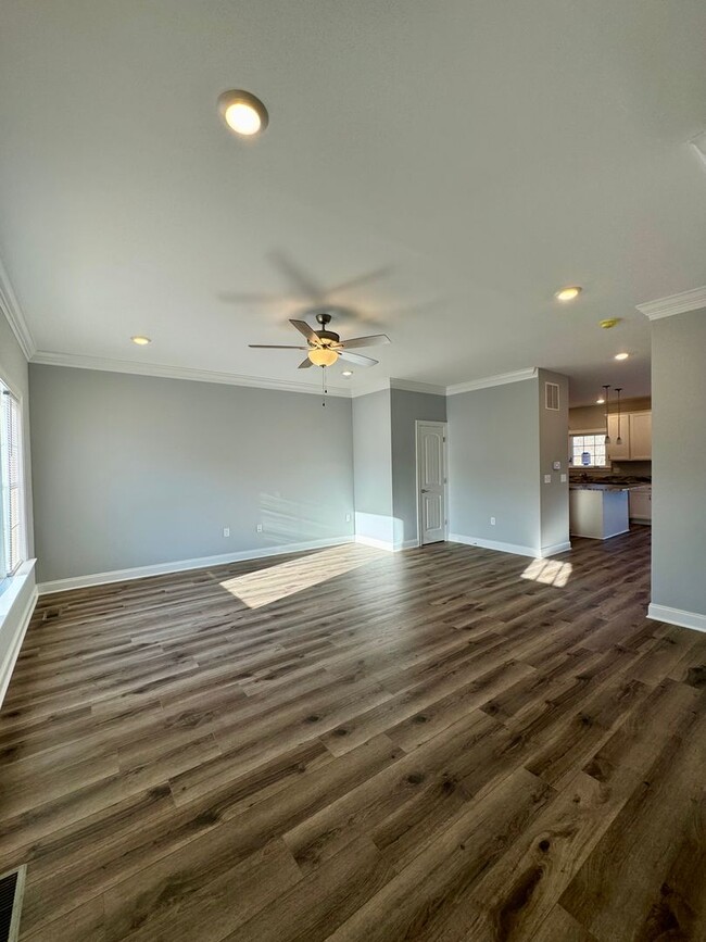 Building Photo - *LIKE NEW!* 3BR/2.5BA Townhouse in Crescen...