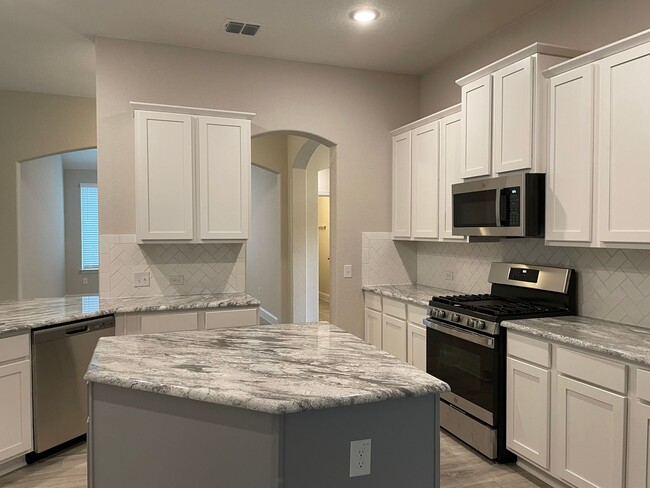 Building Photo - 4 Bedroom in Gruene Field / 1 Mile to Grue...