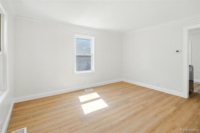 Building Photo - 429 W Bernhard Ave