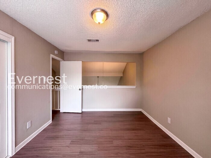 Building Photo - 2719 Meadowgrass Ln