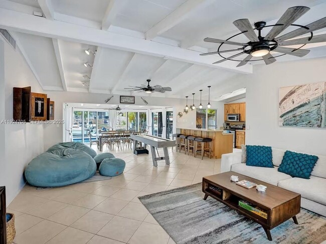 Building Photo - 2525 Gulfstream Ln