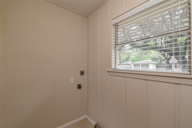 Building Photo - 1509 N San Jacinto St