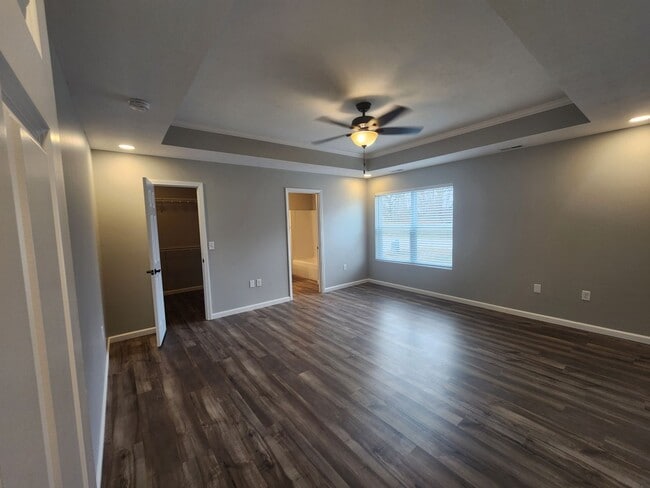 Building Photo - East Side Terre Haute - 5 Bedroom, 3 Baths, 2 Car Garage Home!