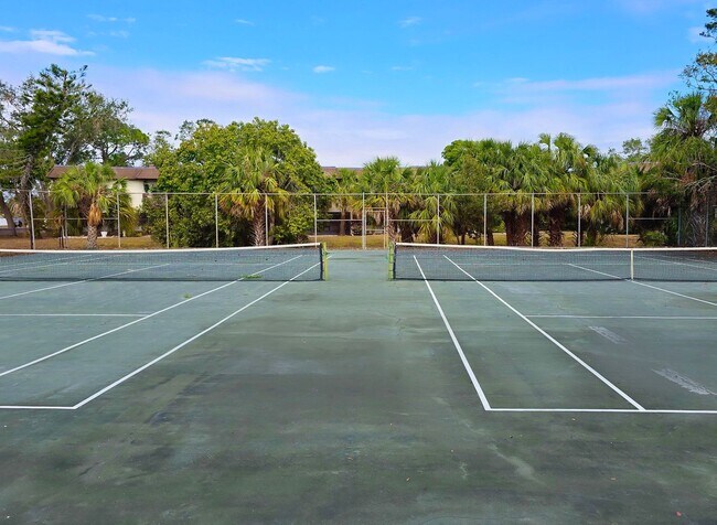 Building Photo - 2 BR/ 2.5 BA Townhome in Gated Community w...