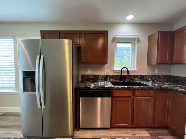 Building Photo - Incredible SE Hazelwood 2 Bedroom + 1 Bathroom Condo w/ included Garage and Washer & Dryer!!