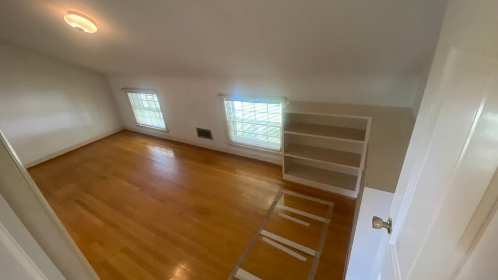 Building Photo - 1406 Hillcrest Dr