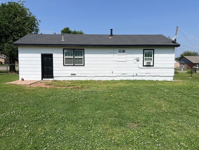 Building Photo - Charming 2 Bedroom