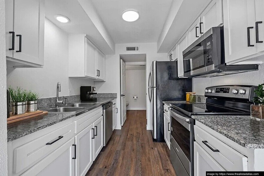 Building Photo - 10028 Royal Ln