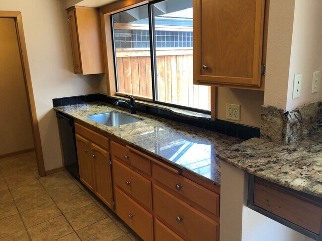 Building Photo - 2-bedroom 2-bathroom duplex with 2 garages in Eugene!