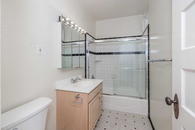 Building Photo - TOP FLOOR 1BR. Remodeled! W/D IN-UNIT! Dishwasher!