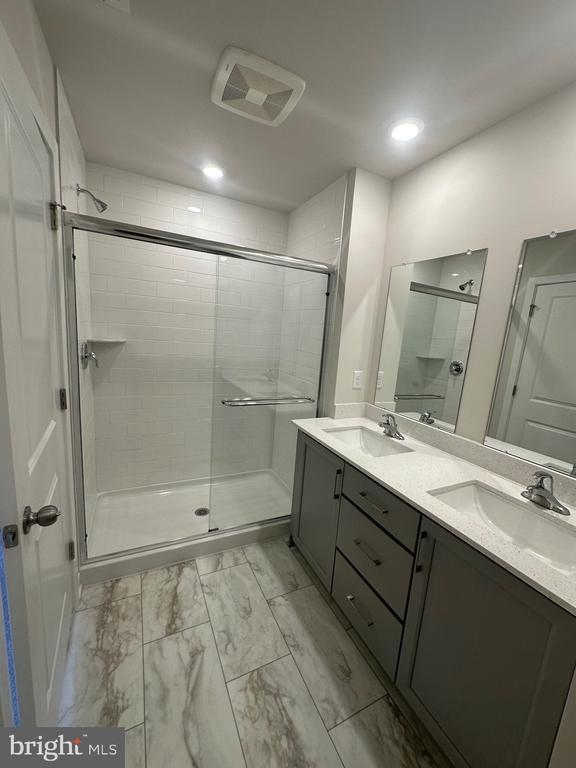 Building Photo - 33 Anderson Dr