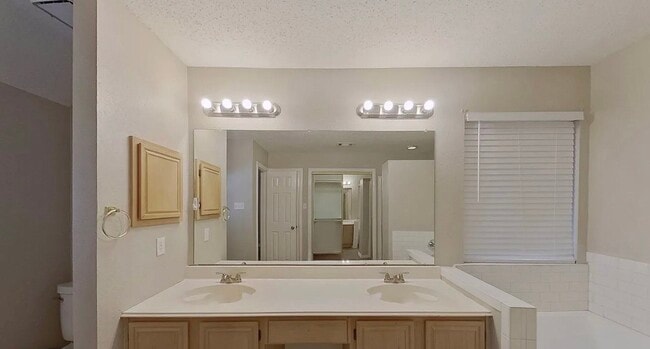 Building Photo - MOVE IN READY