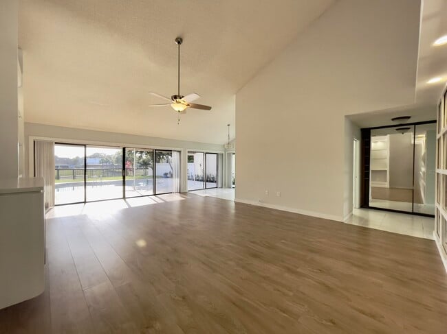 Building Photo - 208 E River Park Dr