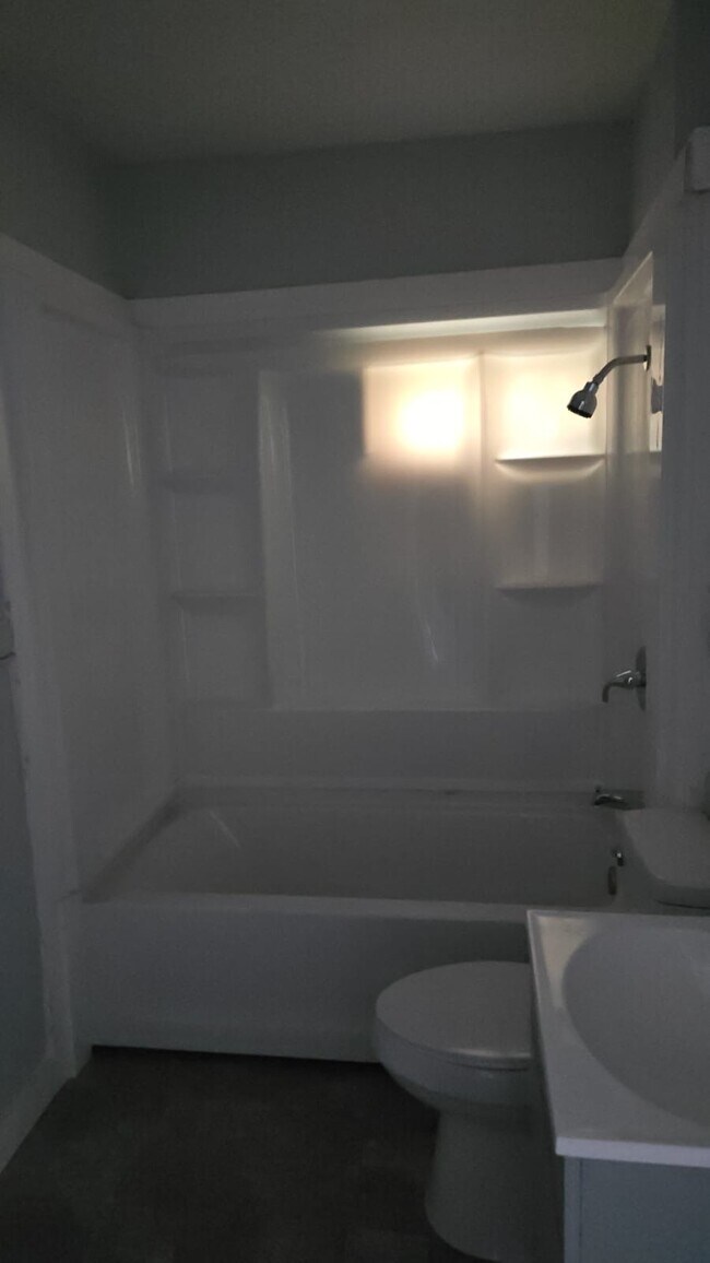 Building Photo - 669 S 35th St