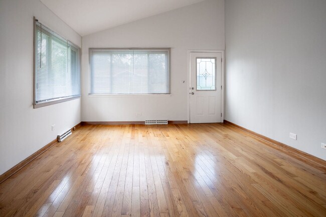 Building Photo - 4320 Bayview Dr