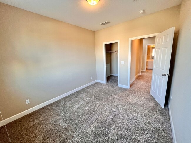 Building Photo - Beautiful 5 bed 3 1/2 bath with SOLAR! Great location!